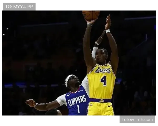 沃克防守数据亮眼,展现球场巨大潜力 沃克防守数据亮眼,展现球场巨大潜力