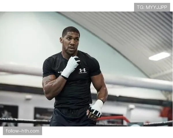 约书亚训练完顺手给健身房刷了层金漆