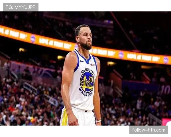 汤普森无球跑动拉开空间稳定释放三分助库里单打