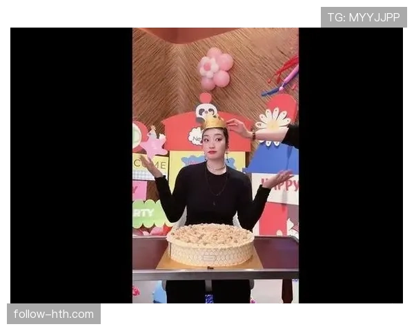 李梦训练完随手买矿泉水，掏出那只手链的气场把收银小姐吓懵了